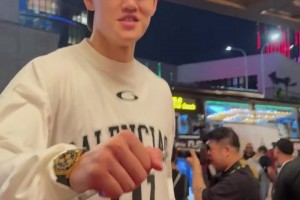 落地啦！曾凡博隨籃網(wǎng)隊(duì)回到中國澳門，備戰(zhàn)NBA中國賽~