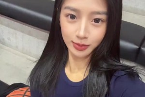 有·東西！李添榮未婚妻曬自己?jiǎn)问肿デ颍?9cm巨掌