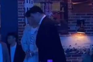 中國(guó)男籃的過(guò)去與現(xiàn)在！名場(chǎng)面：姚明把楊瀚森介紹給韋德！