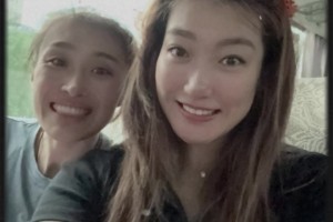 李夢(mèng)曬近期的出行照：中秋祝福你們都是怎么寫噠~