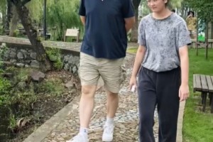 高人觀光團(tuán)！姚明一家國(guó)慶節(jié)現(xiàn)身蘇州游玩 女兒已近2米~