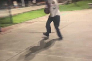 小伙子嘗試扣籃重摔在地，希望千萬(wàn)不要有事啊??????