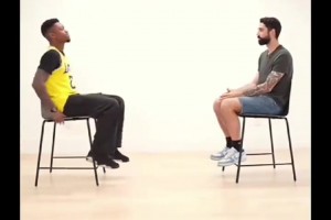 張明池現(xiàn)在混的有點(diǎn)慘啊，野球場(chǎng)上胖了一圈，展示空籃不進(jìn)