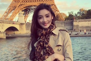 想跟誰一塊哈？美女主播金佳悅：怎么變成一個(gè)人去巴黎~