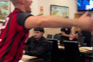 AC米蘭在上賽季3:0戰(zhàn)勝國(guó)米后，雙方球迷在餐廳相遇是如此情景