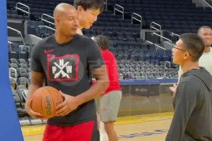 高質(zhì)量掩護(hù)！楊瀚森與夏普打擋拆，后者輕松跳投命中