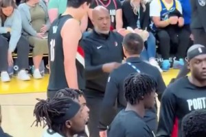 足夠重視！暫停期間，主帥比盧普斯親自指導(dǎo)楊瀚森！小楊頻頻點(diǎn)頭