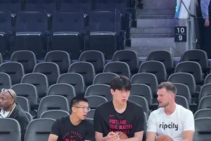 今天將迎來首秀？！楊瀚森賽前與助教有說有笑，翻譯也在旁邊