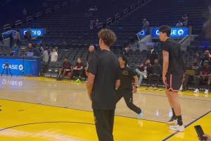 手酸不酸？楊瀚森賽前扣籃訓(xùn)練，各種順下單手劈扣！