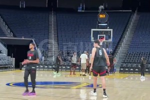 楊瀚森三分命中后，與助教撞胸慶祝！隨后還調(diào)皮搶斷了助教