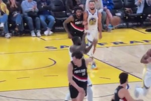 不是追夢(mèng)絆的！這個(gè)視角可以清晰看到，是楊瀚森自己左腿絆右腿導(dǎo)致摔倒