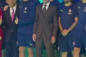 勾肩搭背??C羅和葡萄牙總統(tǒng)關(guān)系就像好兄弟，這地位真沒誰(shuí)了