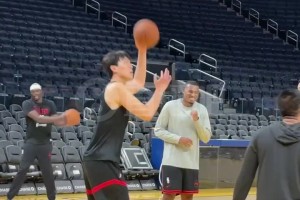 楊瀚森熱身訓(xùn)練，在助教幫助下練習(xí)籃下終結(jié)！