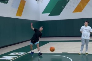 這彈跳可以?。?米85的趙維倫訓(xùn)練中完成單臂劈扣