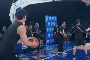 期待明晚能上！網(wǎng)友現(xiàn)場(chǎng)看曾凡博的投籃訓(xùn)練 底角三分接連命中~