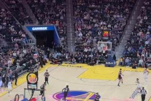 依舊很禮貌！楊瀚森撞倒勇士理查德犯規(guī)，很友好地將對(duì)手拉起來(lái)！