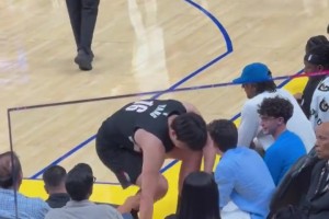 體力確實(shí)扛不??！楊瀚森被換下時(shí)，在場(chǎng)邊氣喘吁吁地往地上一坐