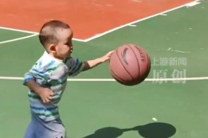 湖北兩歲小孩哥單手運球跑！家長：玩游戲機(jī)發(fā)現(xiàn)投籃天賦的~