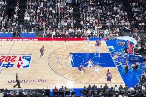 太緊張了？曾凡博全場唯一一次持球進攻的機會，運球卡在腰上了！