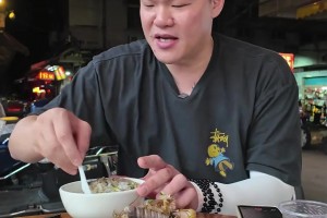 真愛(ài)吃海鮮啊！朱芳雨對(duì)老板娘喊道：再加兩個(gè)螃蟹！要那個(gè)膏蟹！