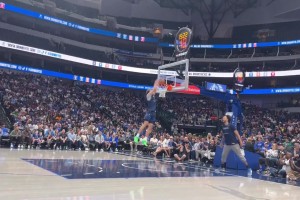 給現(xiàn)場(chǎng)球迷秀一下！萊夫利打板助飛弗拉格空接暴扣，大家都看嗨了