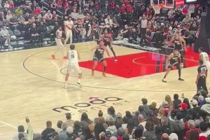 全場球迷都炸了！??楊瀚森背運(yùn)過人轉(zhuǎn)身上籃打進(jìn)，簡直就是小約基奇