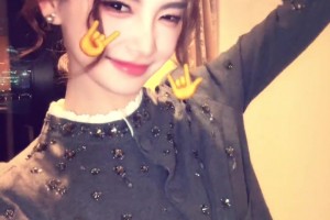 這一笑太著迷了！美女主播金佳悅的手勢舞： 吃一鞭子~