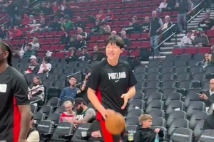 楊瀚森與場邊兩位小球迷互動(dòng)，小球迷得到回應(yīng)后相當(dāng)激動(dòng)！