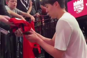 季前賽主場首秀！楊瀚森在球員通道給熱情的球迷們簽名~