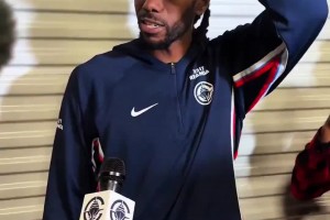 小卡跟龍獅球員告別：各位繼續(xù)加油 我們下次再見