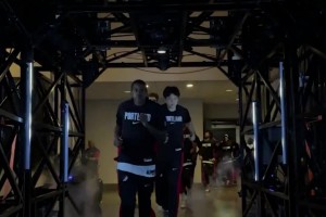 季前賽主場首秀??楊瀚森跟著隊(duì)友一起跑進(jìn)場準(zhǔn)備熱身！