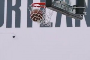 楊瀚森此前在球隊(duì)訓(xùn)練中就展示絲滑轉(zhuǎn)身過人上籃，今天又用上了！