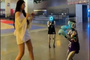 這腿是真長??！女主播小太陽在中國賽場館內(nèi)和機(jī)器人打拳擊~