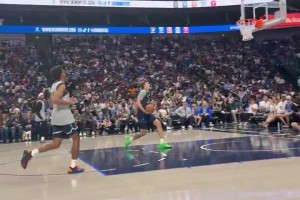 十分輕松??獨(dú)行俠狀元弗拉格表演賽上演單手大風(fēng)車(chē)暴扣??