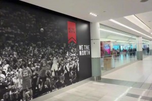 六年了，多倫多的機(jī)場墻上依然貼著