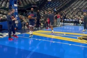 明年?duì)钤獰衢T！卡梅隆-布澤爾居然來了一個(gè)搶斷后暴扣！