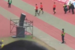 逆天！川超賽后裁判慘遭涼山球員飛踹，這是有多大仇恨！