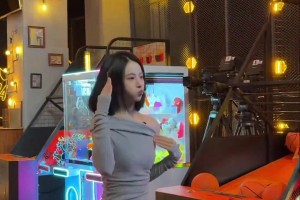 這跳的是個啥啊??籃球美女主播秋童玩投籃機，突然就扭起來了~