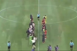 日本球員脫下球衣，這樣退役的裁判可以給他們最后一張黃牌