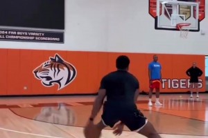 無解的開發(fā)大殺器！近距離看米切爾的持球投籃！他也太壯了吧~