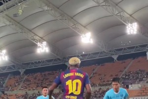 這個角度有點幻視小羅！現(xiàn)場直拍：角球線附近看亞馬爾的突破！