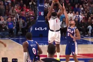 ??居然不吹犯規(guī)嗎？哈登最后時刻這記三分，很明顯被打到手肘了呀！