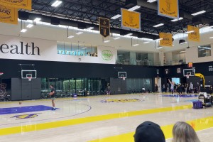 恐怖麒麟臂！東契奇這記貫穿全場的超遠單臂三分，真是逆天了??