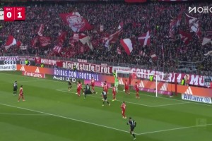 又是角球！弗賴堡角球機(jī)會(huì)曼贊比頭球破門，拜仁連丟兩球