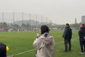 這歌聲打幾分??？現(xiàn)場實拍：天津女球迷場邊唱歌助威老甲A！