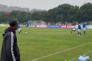 奚志康指揮時(shí)不忘奚落對(duì)方球員“騙”犯規(guī)：唉啥？你一個(gè)人踢球啊